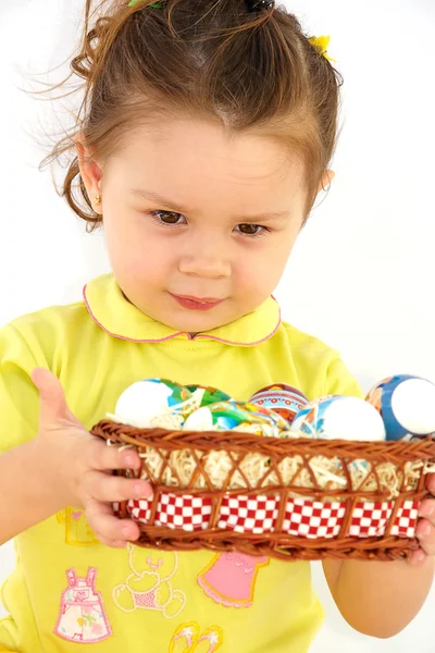 Девушка держит разноцветные пасхальные яйца — стоковое фото