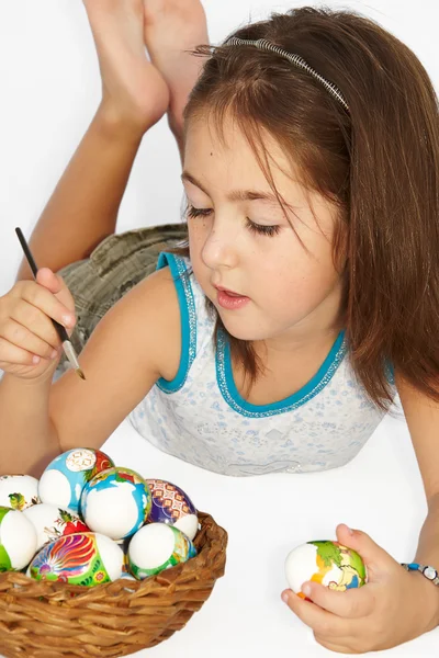 Chica pintando huevo de Pascua —  Fotos de Stock