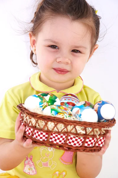 Meisje bedrijf kleurrijke Pasen eieren — Stockfoto