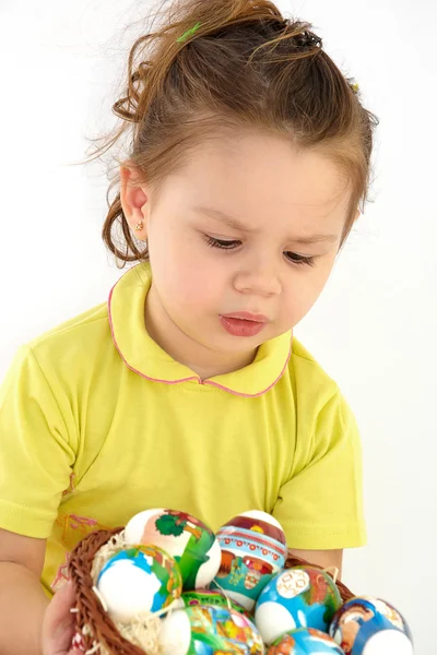 イースターの卵を保持している小さな女の子 — ストック写真