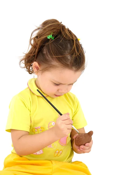 Девушка рисует шоколадную фигуру — стоковое фото