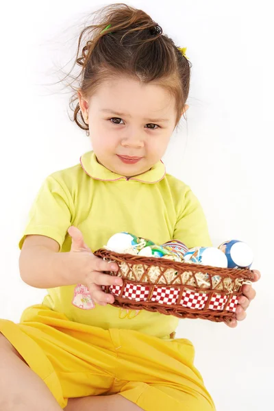 Девушка держит разноцветные пасхальные яйца — стоковое фото