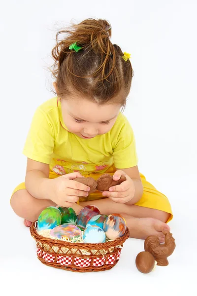 Dívka a velikonoční vajíčka — Stock fotografie