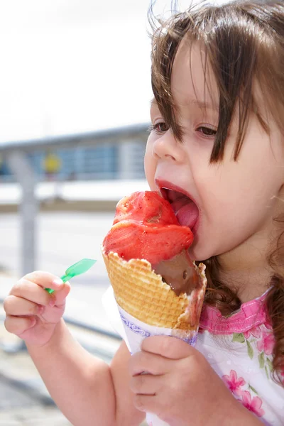 女孩吃冰淇淋 图库照片
