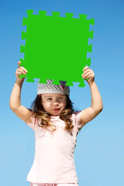 Meisje houdt groene poster — Stockfoto