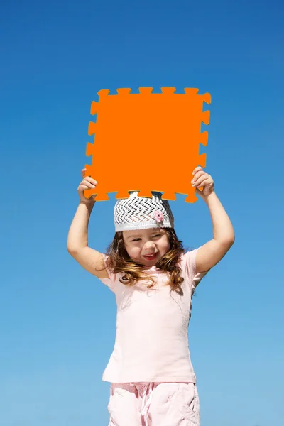 Menina segura cartaz laranja — Fotografia de Stock