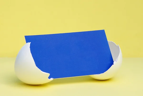 Kırık yumurta ile boş kartı — Stok fotoğraf