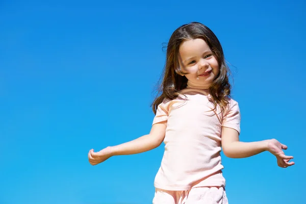 Schönes kleines Mädchen posiert — Stockfoto