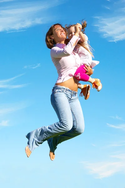 Moeder en dochter springen — Stockfoto