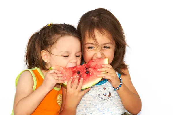 Flickor äter vattenmelon — Stockfoto