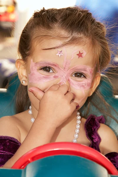 Bella bambina con viso dipinto con vernici — Foto Stock