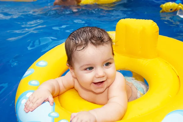 美しい小さな子供はプールで泳ぎます — ストック写真