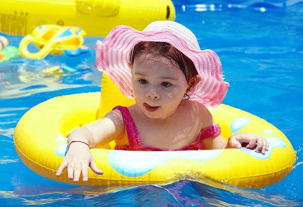 Menina pequena na piscina — Fotografia de Stock