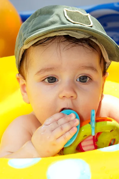 Маленький ребенок в шапке — стоковое фото