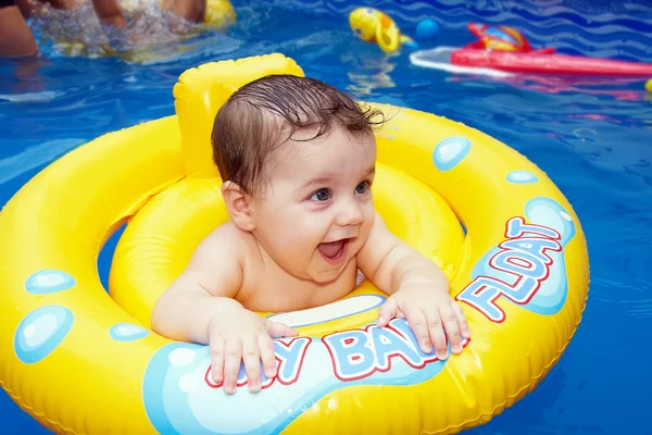 Il bambino nuota in piscina — Foto Stock