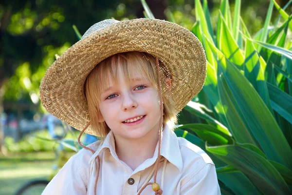 Хлопчик у солом'яній шапці — стокове фото