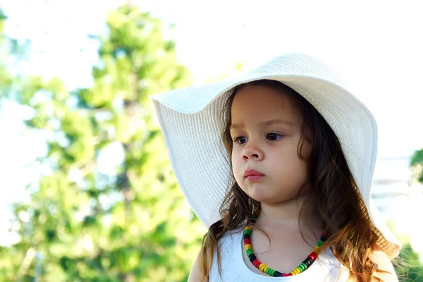 Menina bonita em um chapéu grande — Fotografia de Stock