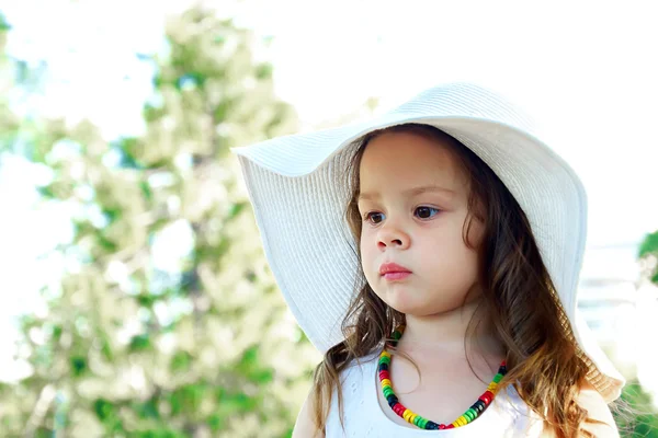 Krásná dívka do velkého klobouku — Stock fotografie