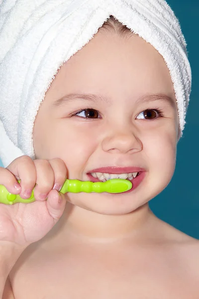 Barn borsta tänder — Stockfoto