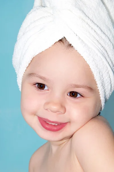 Meisje met een handdoek — Stockfoto