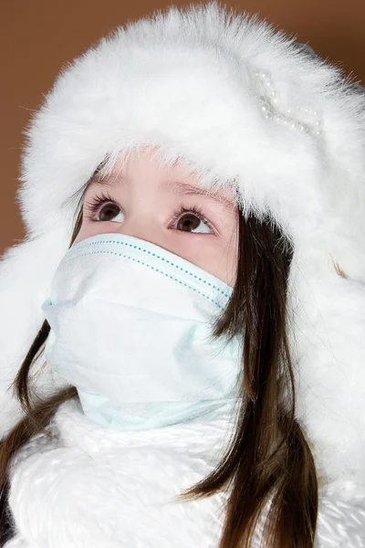 Liten jente med medisinsk maske – stockfoto