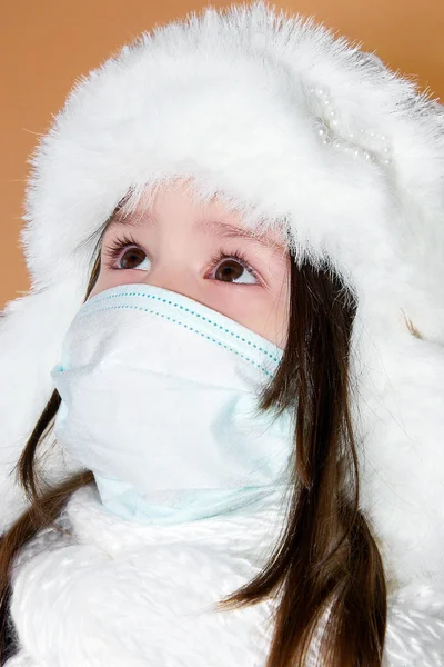 Gadis kecil dengan masker medis — Stok Foto