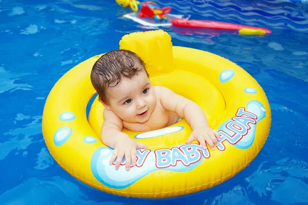 Маленька дитина в басейні — стокове фото