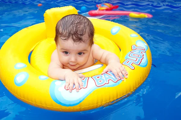 Niño nada en la piscina —  Fotos de Stock
