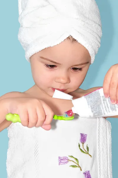 女孩刷牙 — 图库照片