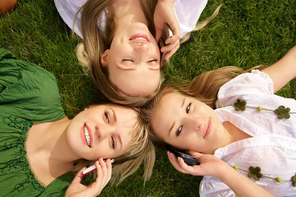 Meisjes praten op mobiele telefoon — Stockfoto