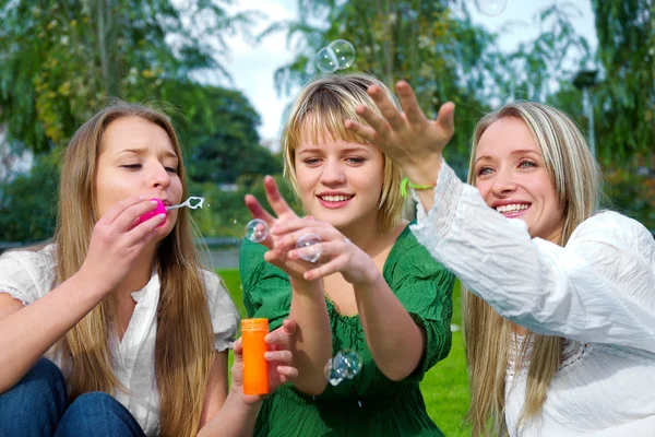 Chicas inflando jabón-burbujas — Foto de Stock