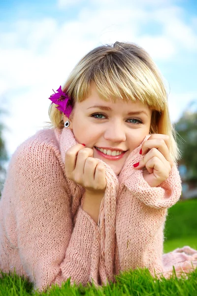 Jovem sorridente menina — Fotografia de Stock
