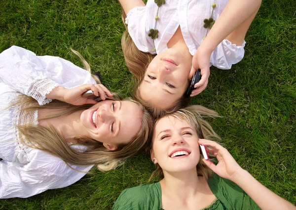 Meisjes praten op mobiele telefoons — Stockfoto