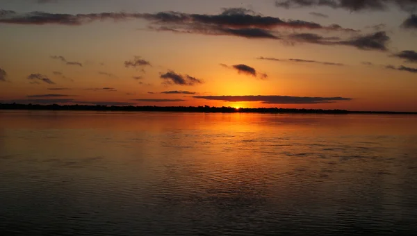 Όμορφο ηλιοβασίλεμα στο ποτάμι — Φωτογραφία Αρχείου
