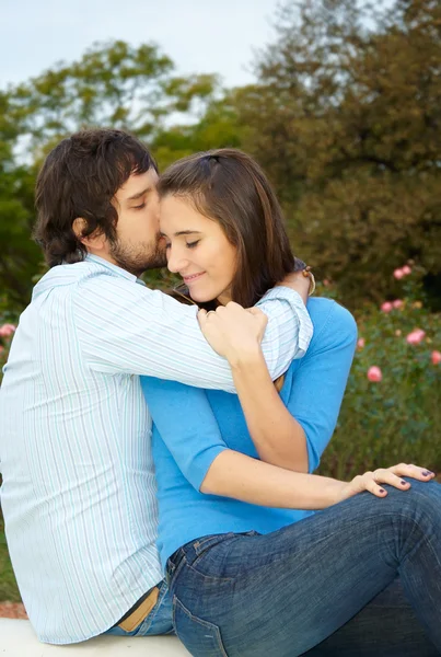 Kochająca się para w parku — Zdjęcie stockowe