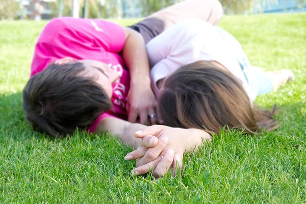 Paar liegt auf Gras — Stockfoto