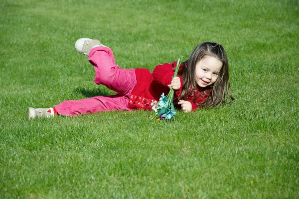 Kind auf dem Gras — Stockfoto