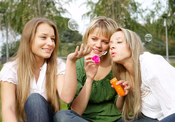 Chicas inflando jabón-burbujas — Foto de Stock