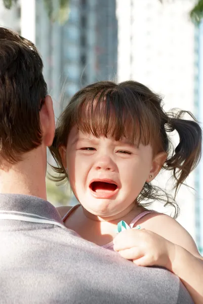 Crying on father's shoulder — Stock Photo, Image