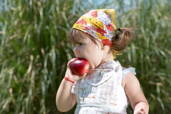 Girl eats peach — Stock Photo, Image