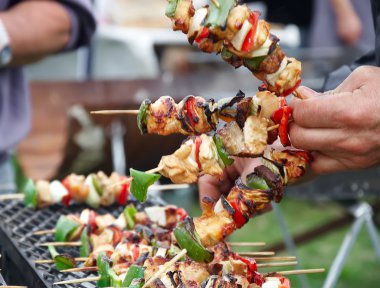 Brochette kebabı tavuk biftek domuz soğan Barbekü Barbekü eller