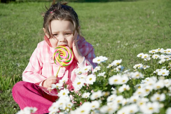 Meisje likken lollipop cand — Stockfoto