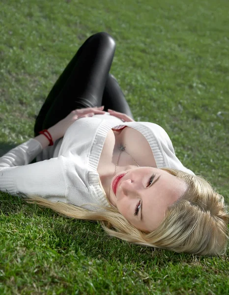 Žena ležící na trávě — Stock fotografie