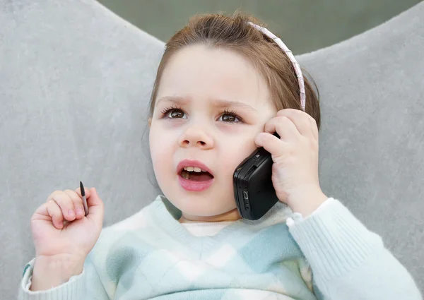 Kleines Mädchen mit Kommunikator — Stockfoto