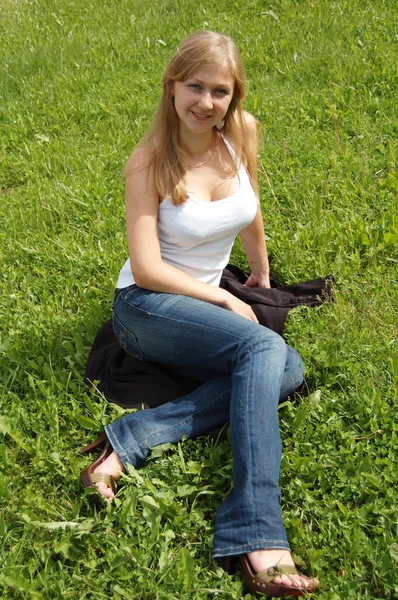 Woman sitting on the grass — Stock Photo, Image