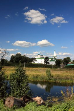 Suzdal yazın. Kremlin'e ve nehir kamenka