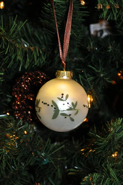 Χριστούγεννα διακόσμηση whaite μπάλα — Φωτογραφία Αρχείου