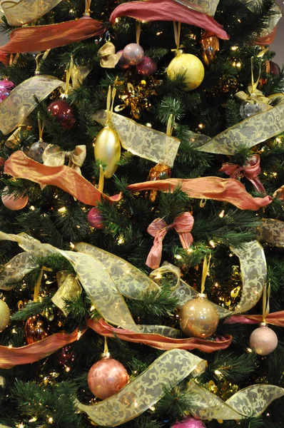 Χρωματιστά χριστουγεννιάτικο δέντρο διακόσμηση — Φωτογραφία Αρχείου