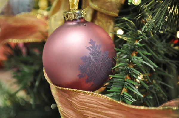Χριστουγεννιάτικη μπάλα pimk — Φωτογραφία Αρχείου