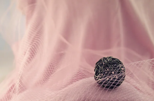 Abstract met roze trui, gaas en draad — Stockfoto